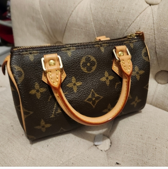 Louis Vuitton speedy nano with bag tag - Picture 3 of 15